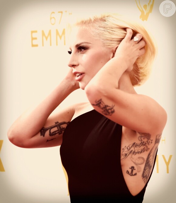 Lady Gaga marcou presença e chamou atenção ao escolher um vestido decotado que deixava à mostra suas tatuagens