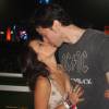 Geovanna Tominaga beija o namorado, Eduardo Duarte, no segundo dia do Rock in Rio, neste sábado, 19 de setembro de 2015