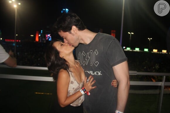 Geovanna Tominaga beija o namorado, Eduardo Duarte, no segundo dia do Rock in Rio, neste sábado, 19 de setembro de 2015