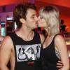 O casal de atores Christian Monassa e Julianne Trevisol trocou muitos beijos durante o Rock in Rio 2015