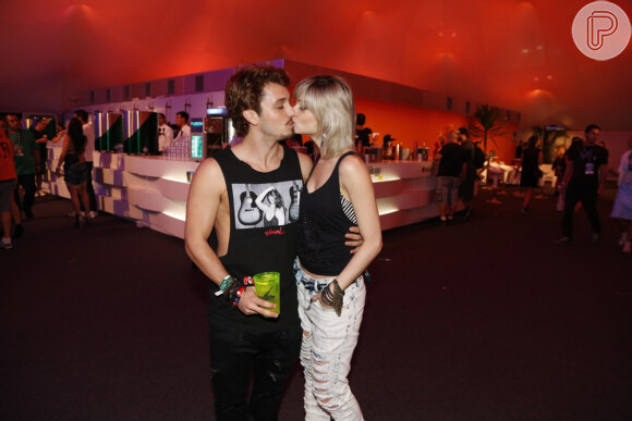 O casal de atores Christian Monassa e Julianne Trevisol trocou muitos beijos durante o Rock in Rio 2015