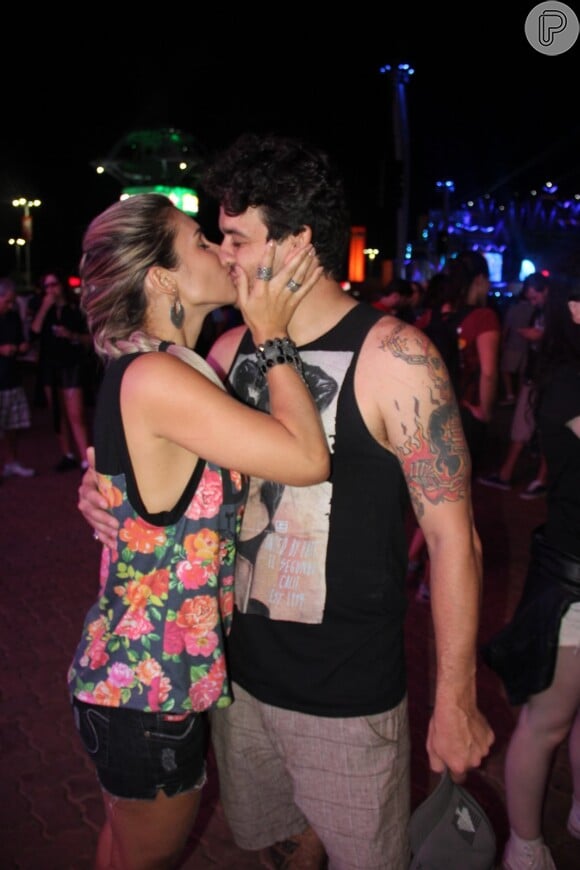 Rafa, do 'BBB12', trocou muitos beijos com uma loira no Rock in Rio 2015