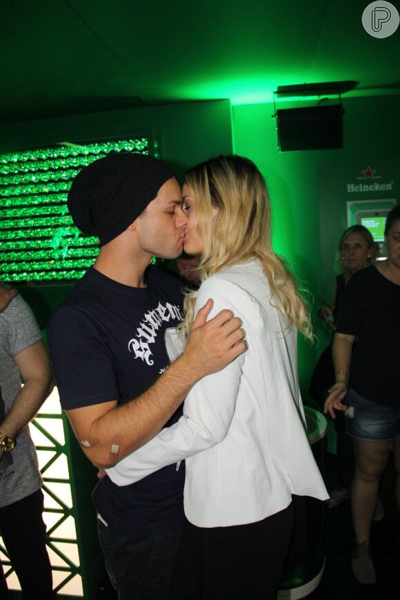 Rainer Cadete voltou a posar beijando a namorada, Taianne Raveli, no terceiro dia do Rock in Rio, no domingo, 20 de setembro de 2015
