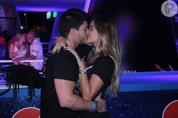 Arthur Aguiar troca beijos com a namorada, Camila Mayrink, no Rock in Rio 2015