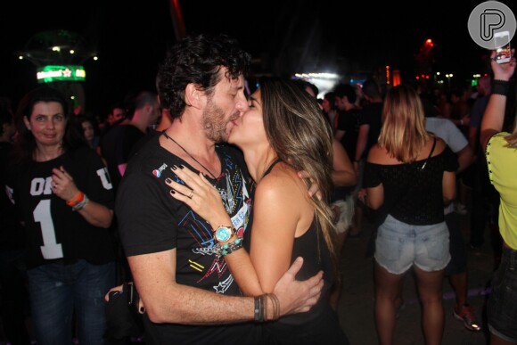 O ator Roberto Birindelli, que atuou na novela 'Império', beija a mulher, Juliana Sarda, no Rock in Rio 2015