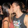 O ator Ivan Mendes beija a namorada no quarto dia de Rock in Rio, nesta quinta-feira, 24 de setembro de 2015