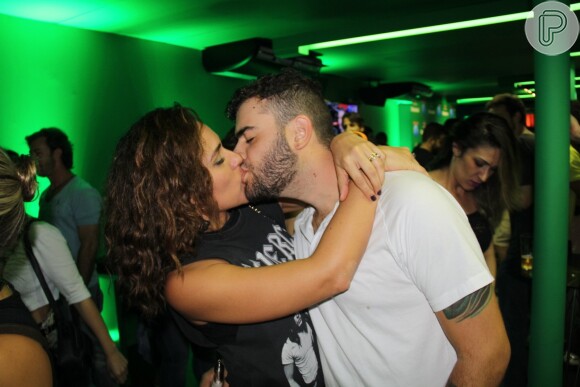 Roberta Almeida e o marido, Tom Gonçalves, se beijam no quarto dia de Rock in Rio, nesta quinta-feira, 24 de setembro de 2015