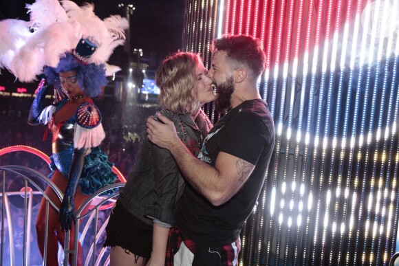 Natallia Rodrigues se diverte ao beijar o namorado, Pedro Henrique Moutinho, no quarto dia de Rock in Rio, nesta quinta-feira, 24 de setembro de 2015