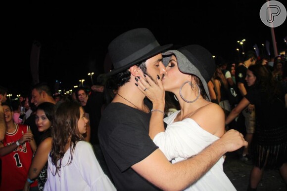 Outra que beijou muito no Rock in Rio 2015 foi a ex-participante de 'A Fazenda' Robertha Portella, que estava com o namorado, Léo Rosa