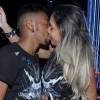O funkeiro Nego do Borel beija a namorada, Crislaine Gonçalves, em um dos camarotes do Rock in Rio 2015