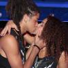A atriz Kizi Vaz troca beijos com o namorado, Saulu, no Rock in Rio 2015