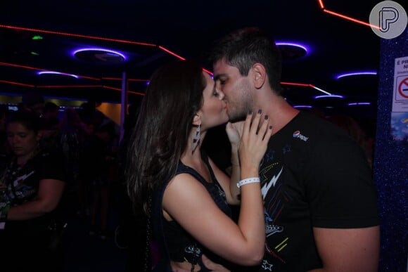 Jessika Alves beija o namorado, Thiago Blanco, no Rock in Rio 2015