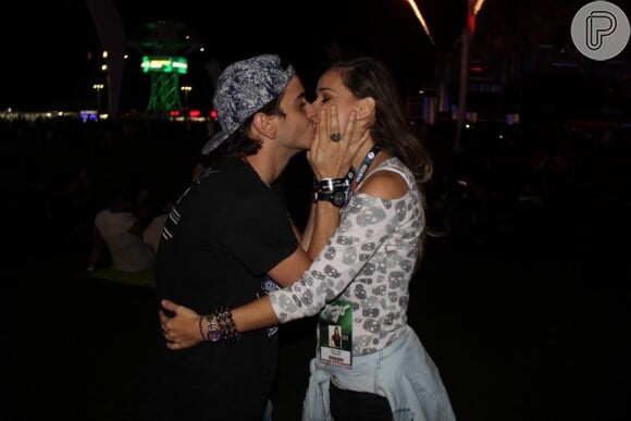 O casal de atores Thati Lopes e Victor Lamoglia troca beijos no Rock in Rio 2015