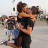 O casal Jeniffer Nascimento e Jean Amorim, ex-'Malhação', trocam um beijo apaixonado no Rock in Rio 2015