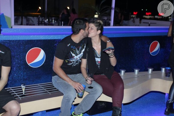 Barbara Borges beija o marido, Pedro Delfino, em mais uma dia de Rock in Rio 2015
