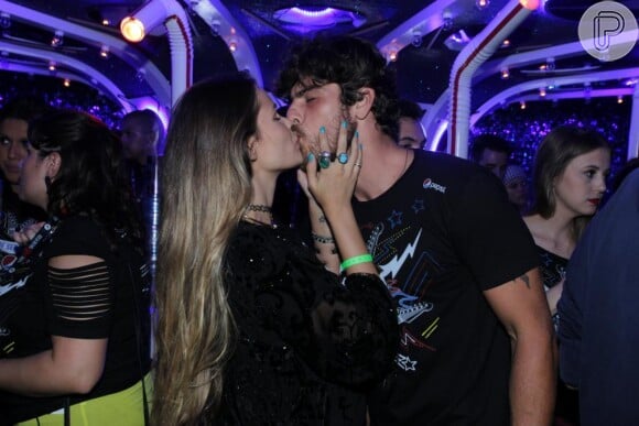 Yasmin Brunet beija o marido, Evandro Soldati, no Rock in Rio 2015
