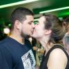 Vice-campeão da última temporada do 'MasterChef Brasil', Raul Lemos beija a namorada, Laura Gianfaldoni, no Rock in Rio 2015