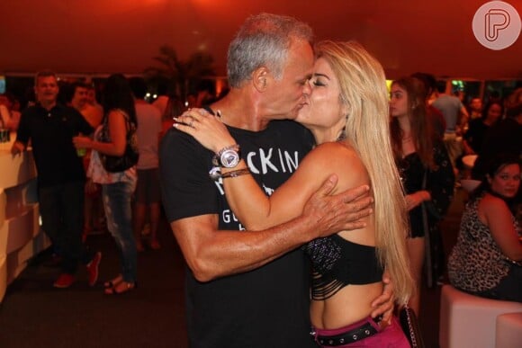 Kadu Moliterno beija a namorada, Cristianne Rodriguez, no Rock in Rio 2015