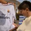 O clube do Real Madrid mandou uma camisa autografada para o menino que quebrou o braço