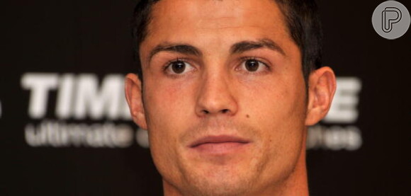Cristiano Ronaldo errou a mira da falta e atingiu um menino que estava na arquibancada em 21 de julho de 2013. O garoto teve o braço quebrado