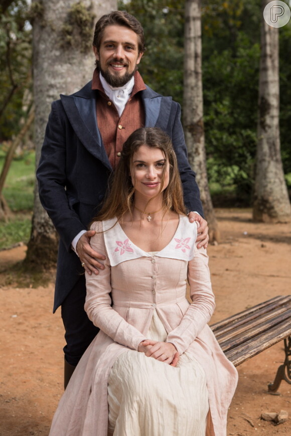 Felipe (Rafael Cardoso) vai com Lívia (Alinne Moraes) a Belarrosa, na novela 'Além do Tempo'