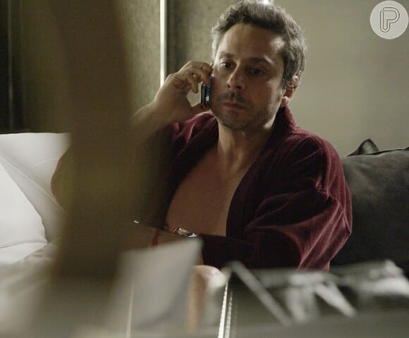 Romero (Alexandre Nero) informa a Dante (Marco Pigossi) sobre onde Zé Maria (Tony Ramos) está, na novela 'A Regra do Jogo'