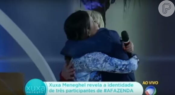 Mara Maravilha e Xuxa Meneghel se abraçam durante o programa da mãe de Sasha. Nova participante de 'A Fazenda' foi alvo de brincadeira por parte de Xuxa: 'O nariz parece com o meu: é bicudinho'