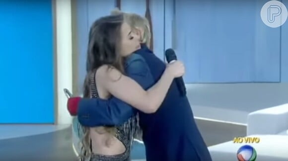 Ao abraçar Xuxa, Rayanne Morais, confirmada no elenco de 'A Fazenda 8', afirmou, segurando as lágrimas: 'Estou tremendo'