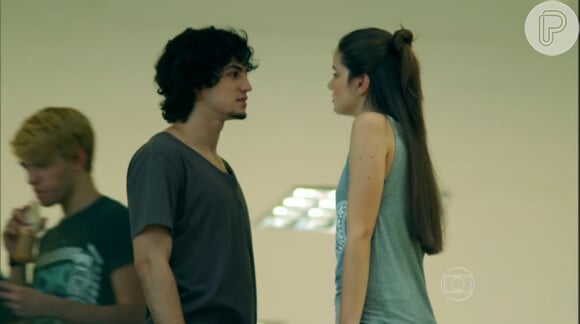Guiherme (Gabriel Leone), que rompeu o noivado com Angel (Camila Queiroz) após descobrir que ela foi garota de programa, diz que está disposto a passar por cima de tudo e ficar com ela