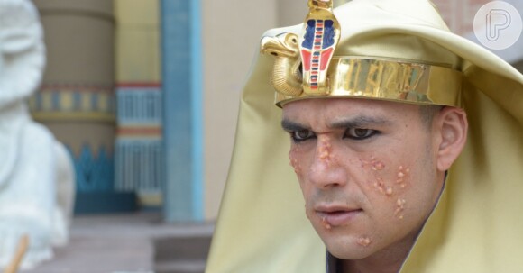Vítima da sexta praga do Egito, Ramsés (Sérgio Marone) volta a negar o pedido de Moisés (Guilherme Winter) para que ele liberte os judeus, na novela 'Os Dez Mandamentos', em 28 de setembro de 2015