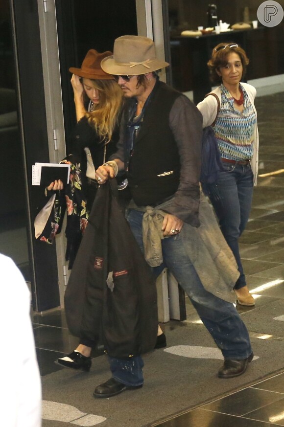 Johnny Depp chegou ao Brasil nesta terça-feira, dia 22 de setembro de 2015. O ator vai tocar no Rock in Rio com a banda The Holywood Vampire e chegou acompanhado da mulher, a atriz Amber Heard