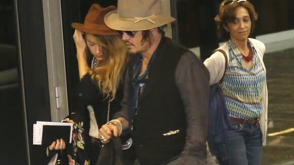 Johnny Depp desembarca acompanhado da mulher para tocar no Rock in Rio