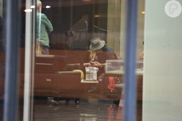 Johnny Depp chegou ao Brasil nesta terça-feira, dia 22 de setembro de 2015. O ator vai tocar no Rock in Rio com a banda The Holywood Vampire e chegou acompanhado da mulher, a atriz Amber Heard