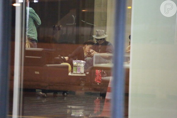 Johnny Depp chegou ao Brasil nesta terça-feira, dia 22 de setembro de 2015. O ator vai tocar no Rock in Rio com a banda The Holywood Vampire e chegou acompanhado da mulher, a atriz Amber Heard