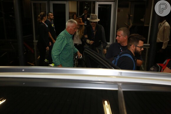 Johnny Depp chegou ao Brasil nesta terça-feira, dia 22 de setembro de 2015. O ator vai tocar no Rock in Rio com a banda The Holywood Vampire e chegou acompanhado da mulher, a atriz Amber Heard