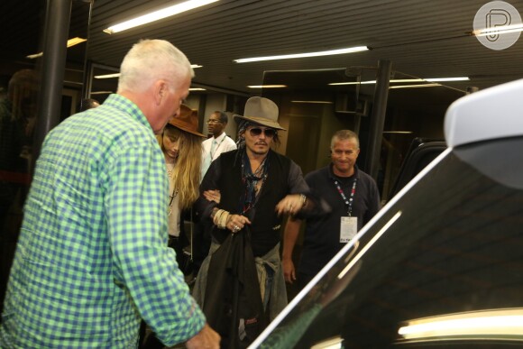 Johnny Depp chegou ao Brasil nesta terça-feira, dia 22 de setembro de 2015. O ator vai tocar no Rock in Rio com a banda The Holywood Vampire e chegou acompanhado da mulher, a atriz Amber Heard