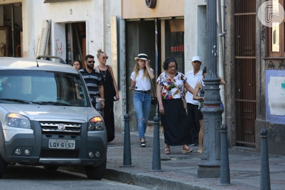 Amber Heard, mulher do ator, aproveitou a tarde desta terça-feira, dia 22 de setembro de 2015, para passear pelas ruas de Santa Teresa, no Rio de Janeiro