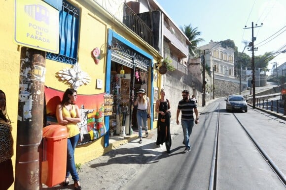 Amber Heard, mulher do ator, aproveitou a tarde desta terça-feira, dia 22 de setembro de 2015, para passear pelas ruas de Santa Teresa, no Rio de Janeiro