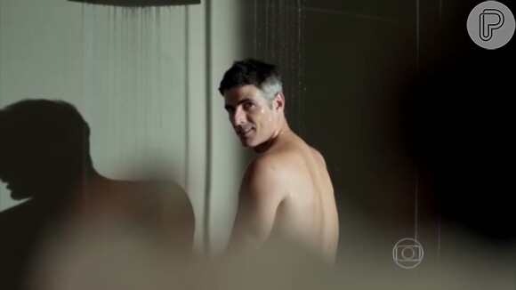 Anthony (Reynaldo Gianecchini) tomou banho sob o olhar atento de Maurice (Fernando Eiras)