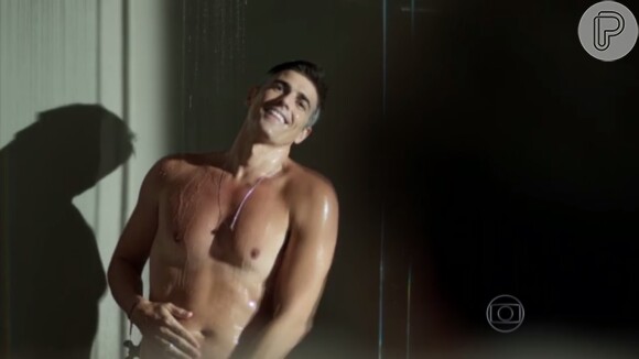 Anthony (Reynaldo Gianecchini) seduziu Maurice (Fernando Eiras) durante o banho