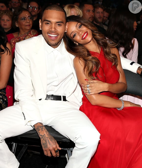 Eis que o casal reata em 2012, após 3 anos separados. 'Chris Brown vai te bater de novo', comentou a apresentadora Oprah Winfrey, na época