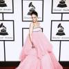 No Grammy 2015, Rihanna apostou em um vestidão que quase engoliu seu corpo