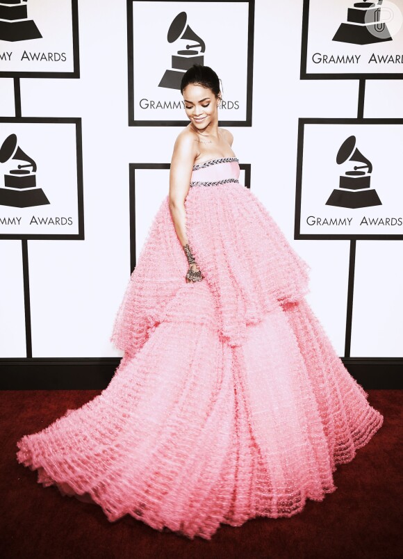 No Grammy 2015, Rihanna apostou em um vestidão que quase engoliu seu corpo
