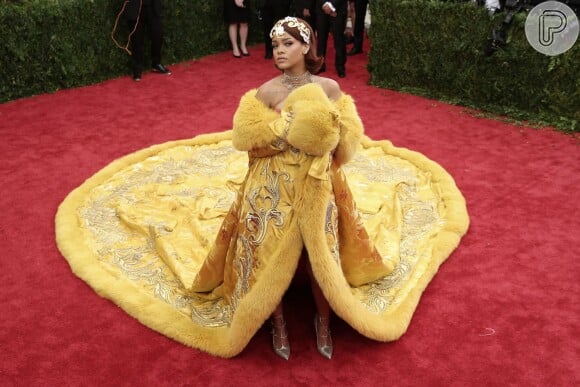 O look ousado de Rihanna no Met Gala virou piada nas redes sociais. Internautas acharam vestido parecido com gema de ovo