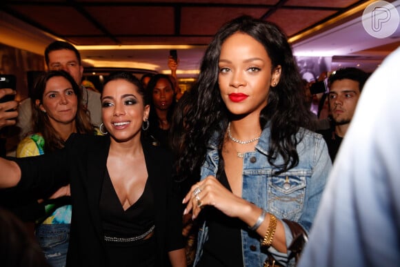 Rihanna também fez cara de poucos amigos para uma afobada Anitta. A estrela veio ao Brasil para curtir os momentos finais da Copa do Mundo, mas não queria saber de fotos