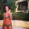 Rihanna definitivamente não está se importando com as críticas e continua fumando seu baseado, sem deixar de postar as fotos no Instagram