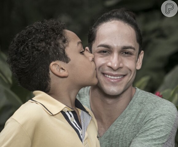 O ator é pai de Pietro, de 8 anos, e sonha aumentar a família: 'Sou superpaizão'
