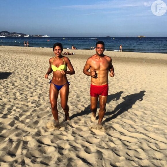 André Marques chamou atenção pelo tanquinho em uma foto ao lado de uma amiga na praia