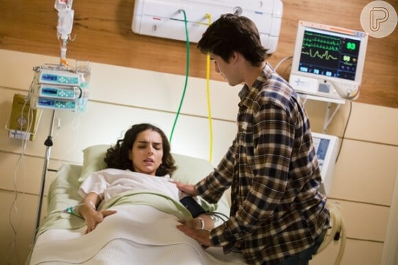 Novela "Malhação": Ciça (Julia Konrad) diz a Rodrigo (Nicolas Prattes) que está grávida, e pede sigilo