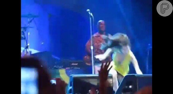 Amy Whinehouse se apresentou no Brasil em 2011 e durante o show a estrela bebia copos e mais copos de bebida alcoólica. Quando ela tentou dar uma giradinha, a estrela trocou as pernas e foi ao chão